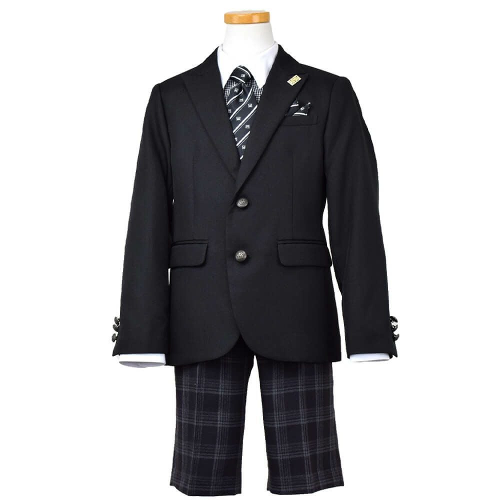 ピアノ発表会や結婚式にぴったりのカラーの男の子用フォーマルスーツ。シンプルで美しいシルエットが魅力のAngel's Closetの子供フォーマル レンタル商品（【レンタル】格子柄ハーフパンツ2ボタンブレザーセットスーツ6点セット【MICHIKO LONDON】（CAT285490））｜画像2