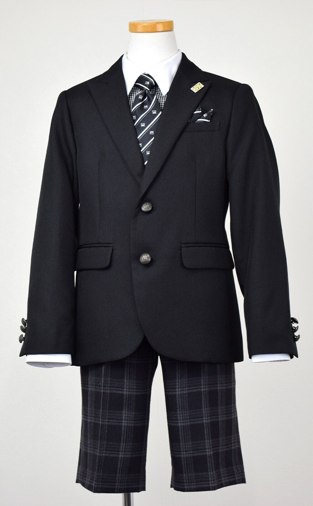 ピアノ発表会や結婚式にぴったりのカラーの男の子用フォーマルスーツ。シンプルで美しいシルエットが魅力のAngel's Closetの子供フォーマル レンタル商品（【レンタル】格子柄ハーフパンツ2ボタンブレザーセットスーツ6点セット【MICHIKO LONDON】（CAT285490））｜画像3
