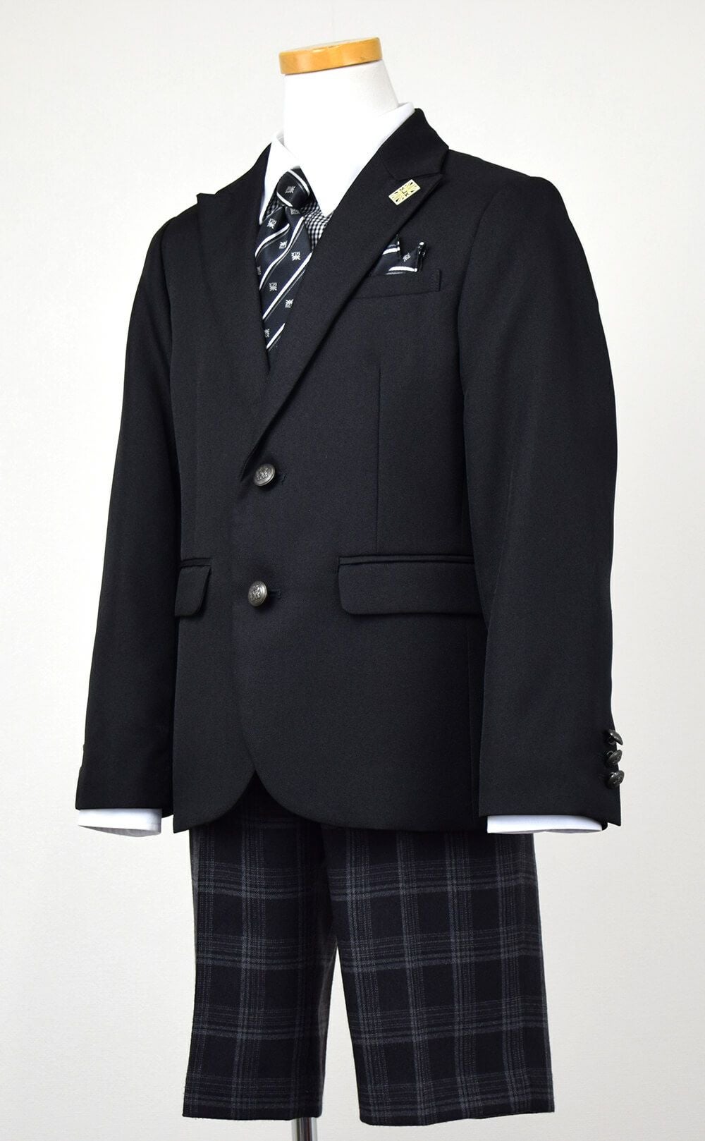 ピアノ発表会や結婚式にぴったりのカラーの男の子用フォーマルスーツ。シンプルで美しいシルエットが魅力のAngel's Closetの子供フォーマル レンタル商品（【レンタル】格子柄ハーフパンツ2ボタンブレザーセットスーツ6点セット【MICHIKO LONDON】（CAT285490））｜画像4