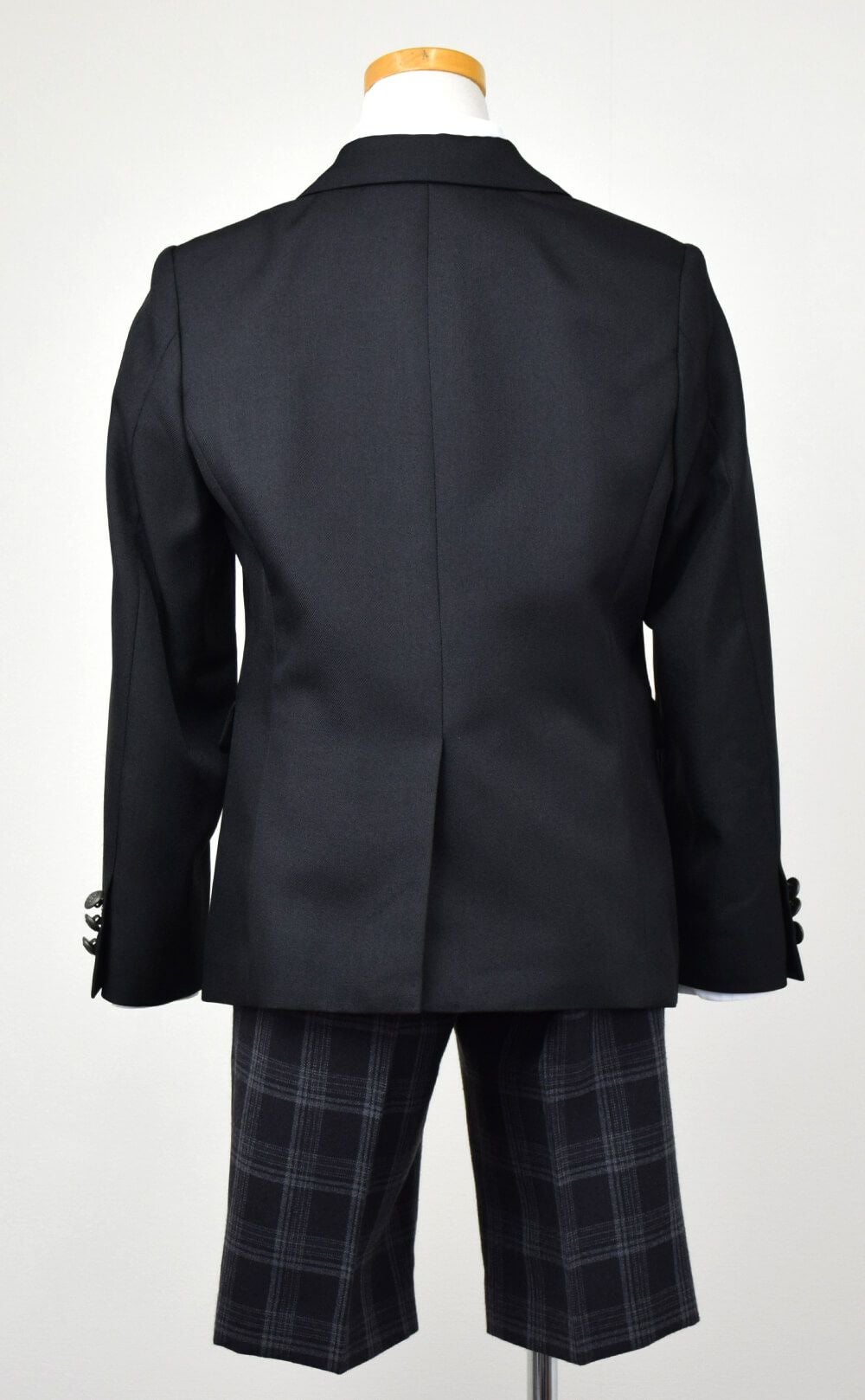 ピアノ発表会や結婚式にぴったりのカラーの男の子用フォーマルスーツ。シンプルで美しいシルエットが魅力のAngel's Closetの子供フォーマル レンタル商品（【レンタル】格子柄ハーフパンツ2ボタンブレザーセットスーツ6点セット【MICHIKO LONDON】（CAT285490））｜画像5