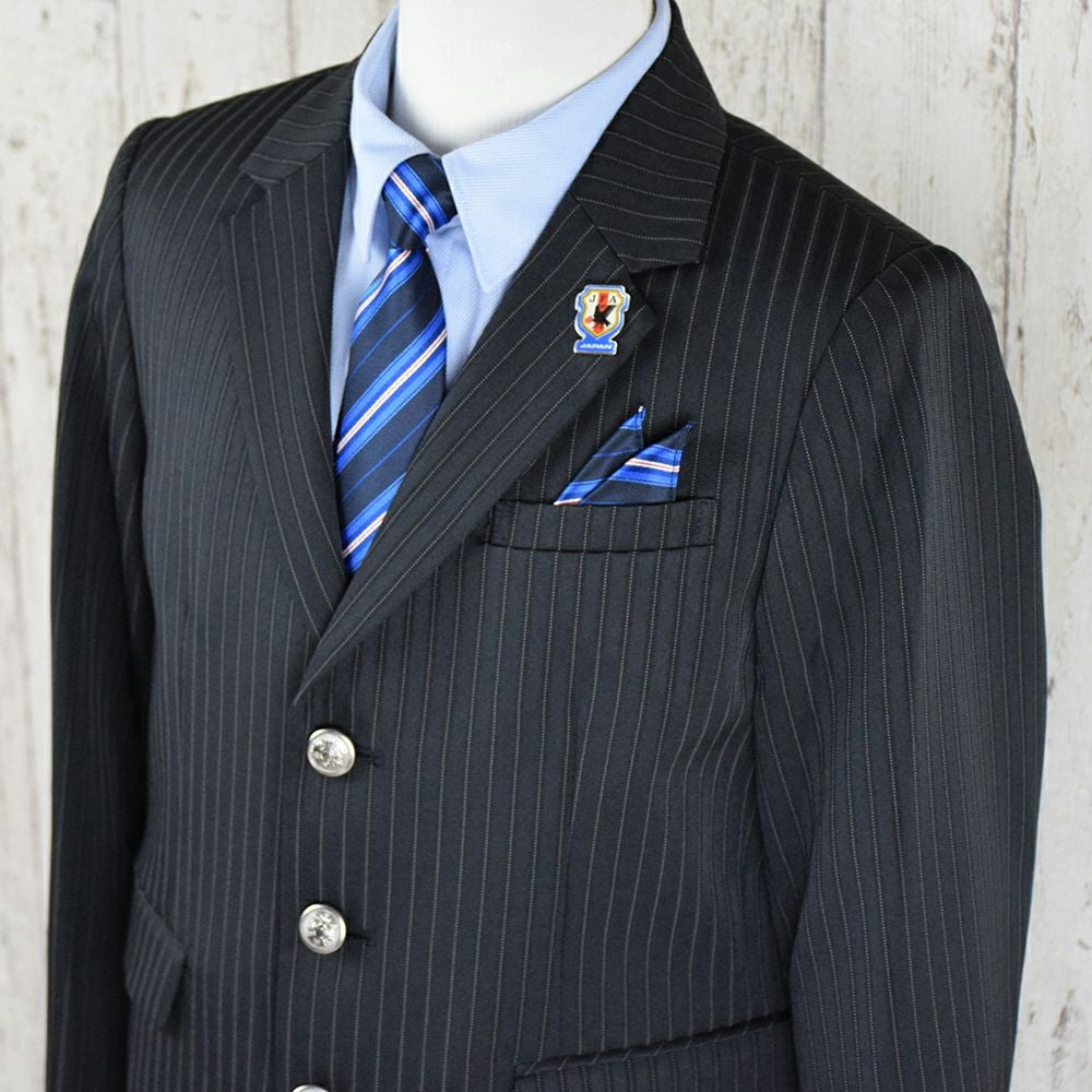ピアノ発表会や結婚式にぴったりのカラーの男の子用フォーマルスーツ。シンプルで美しいシルエットが魅力のAngel's Closetの子供フォーマル レンタル商品（【レンタル】ストライプ3ボタンロングパンツスーツ6点セット【JFA SAMURAI BLUE】（CAT375493））｜画像3
