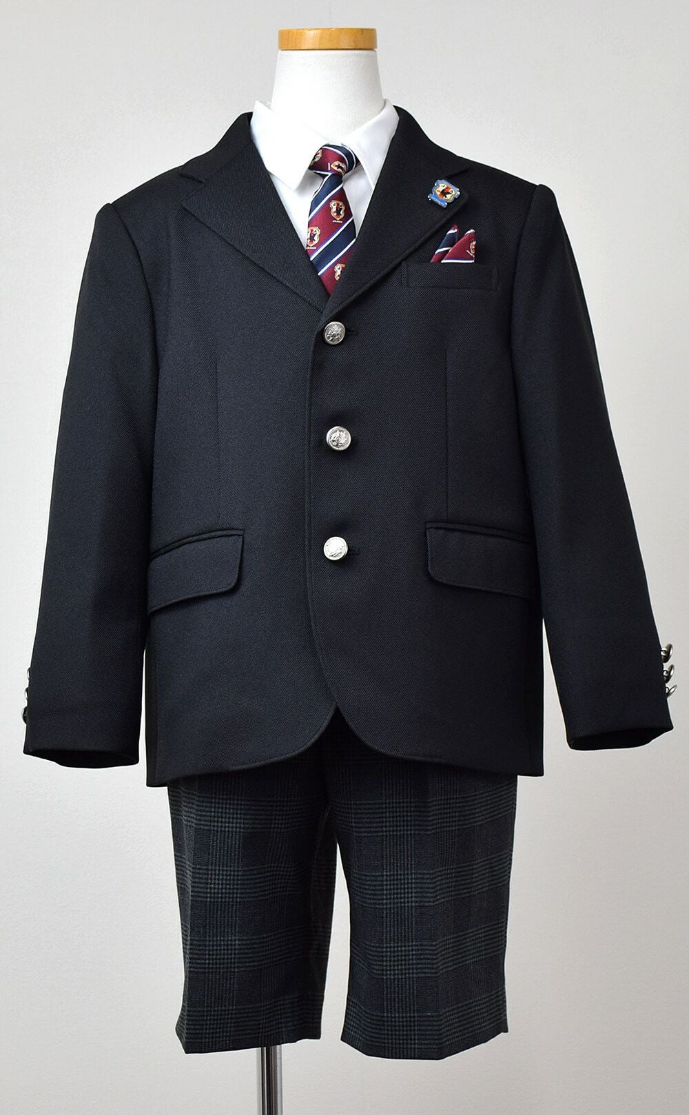 ピアノ発表会や結婚式にぴったりのカラーの男の子用フォーマルスーツ。シンプルで美しいシルエットが魅力のAngel's Closetの子供フォーマル レンタル商品（【レンタル】格子柄ハーフパンツ3つボタンブレザーセットスーツ6点セットゆったりタイプ【JFA SAMURAI BLUE】（CAT375494）　120・130cm）｜画像3