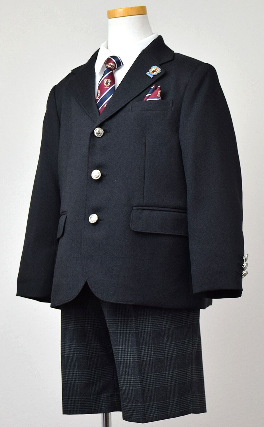 ピアノ発表会や結婚式にぴったりのカラーの男の子用フォーマルスーツ。シンプルで美しいシルエットが魅力のAngel's Closetの子供フォーマル レンタル商品（【レンタル】格子柄ハーフパンツ3つボタンブレザーセットスーツ6点セットゆったりタイプ【JFA SAMURAI BLUE】（CAT375494）　120・130cm）｜画像4
