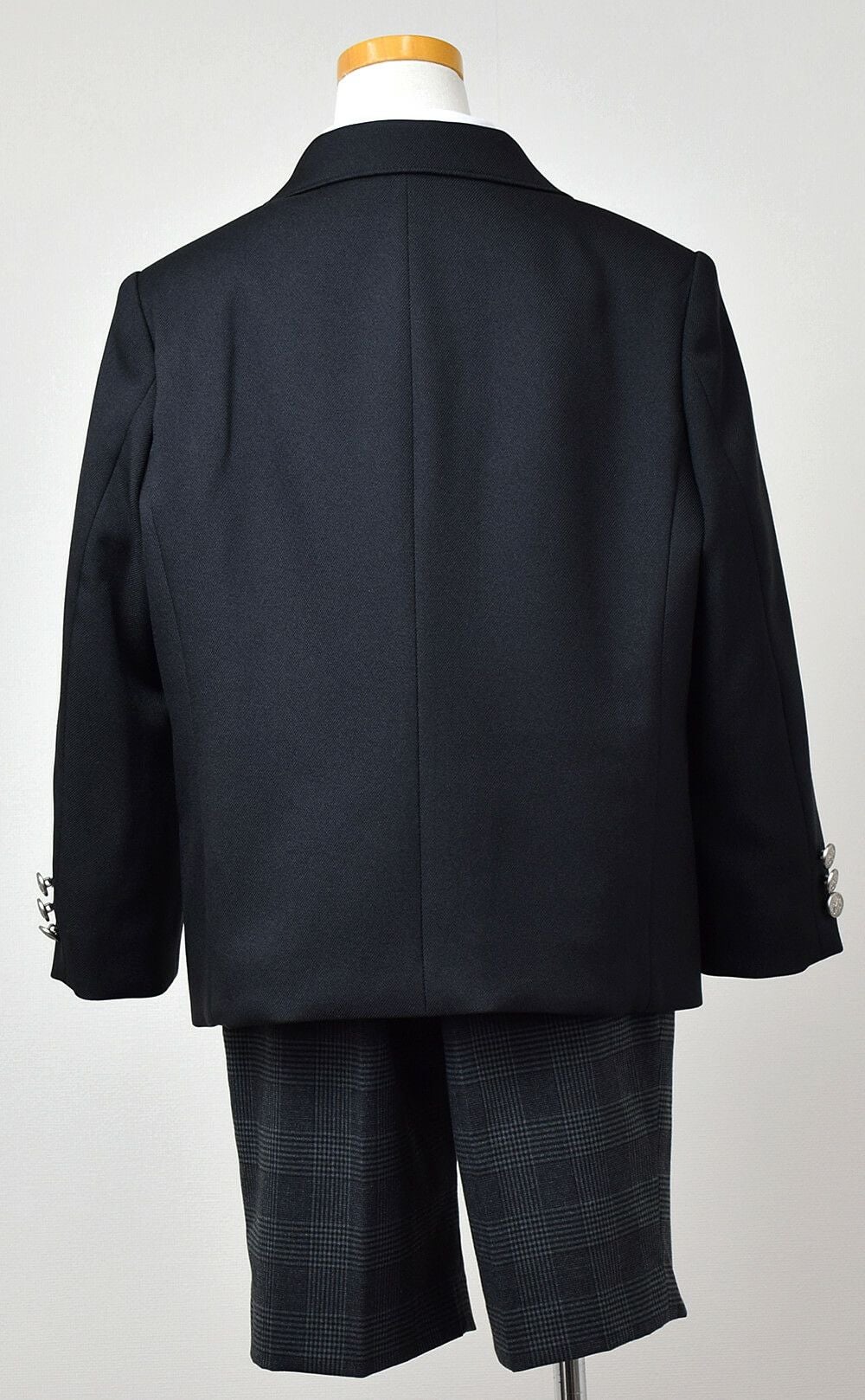 ピアノ発表会や結婚式にぴったりのカラーの男の子用フォーマルスーツ。シンプルで美しいシルエットが魅力のAngel's Closetの子供フォーマル レンタル商品（【レンタル】格子柄ハーフパンツ3つボタンブレザーセットスーツ6点セットゆったりタイプ【JFA SAMURAI BLUE】（CAT375494）　120・130cm）｜画像5