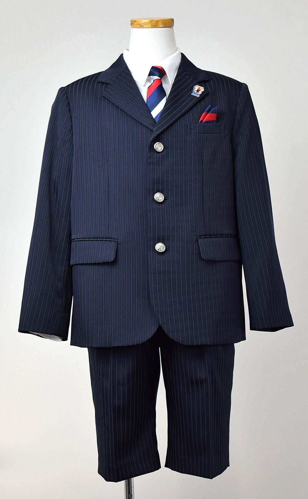 ピアノ発表会や結婚式にぴったりのカラーの男の子用フォーマルスーツ。シンプルで美しいシルエットが魅力のAngel's Closetの子供フォーマル レンタル商品（【レンタル】ストライプハーフパンツ3つボタンセットスーツ6点セットゆったりタイプ【JFA SAMURAI BLUE】（CAT375495）120・130cm　B体）｜画像3