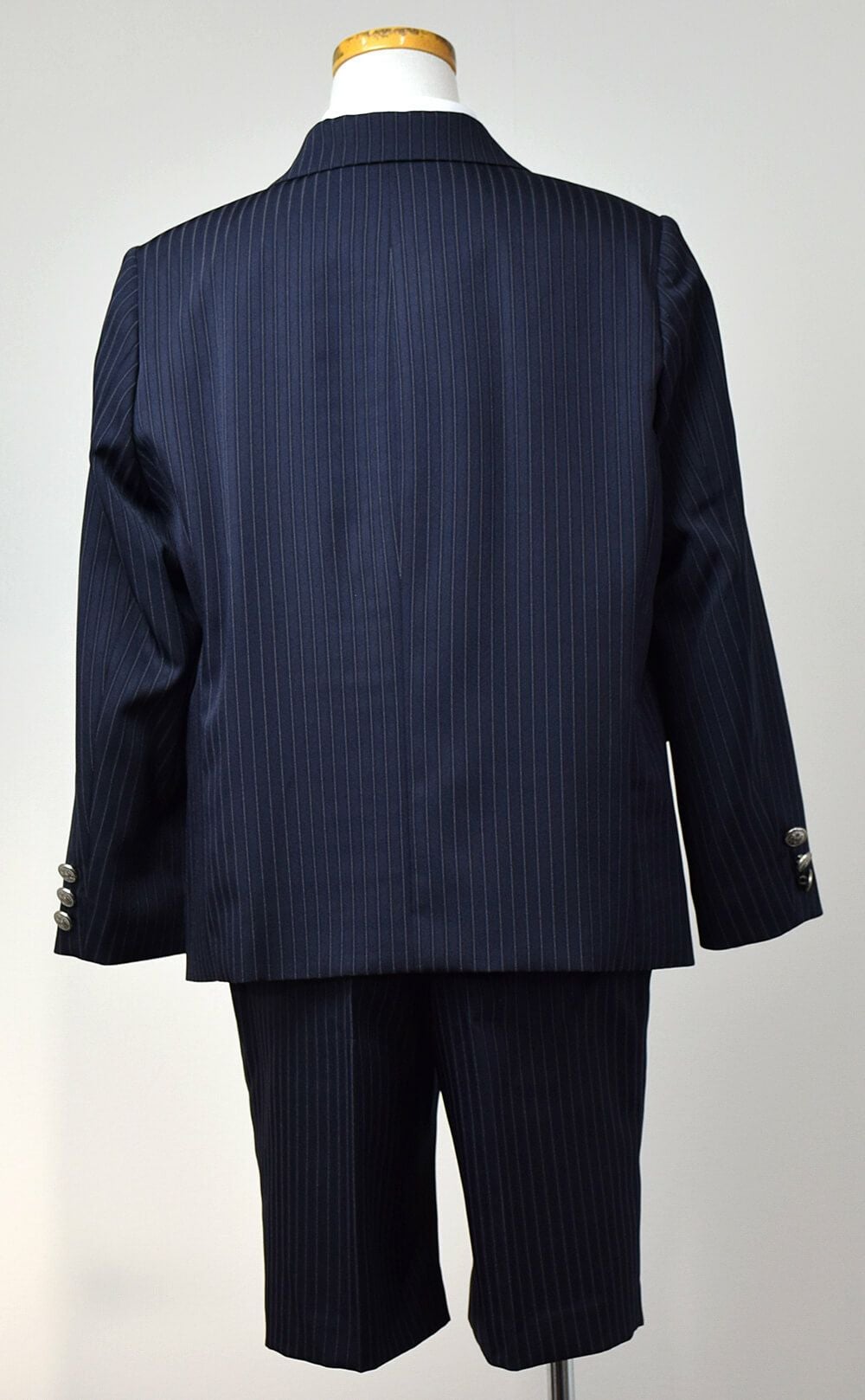 ピアノ発表会や結婚式にぴったりのカラーの男の子用フォーマルスーツ。シンプルで美しいシルエットが魅力のAngel's Closetの子供フォーマル レンタル商品（【レンタル】ストライプハーフパンツ3つボタンセットスーツ6点セットゆったりタイプ【JFA SAMURAI BLUE】（CAT375495）120・130cm　B体）｜画像4