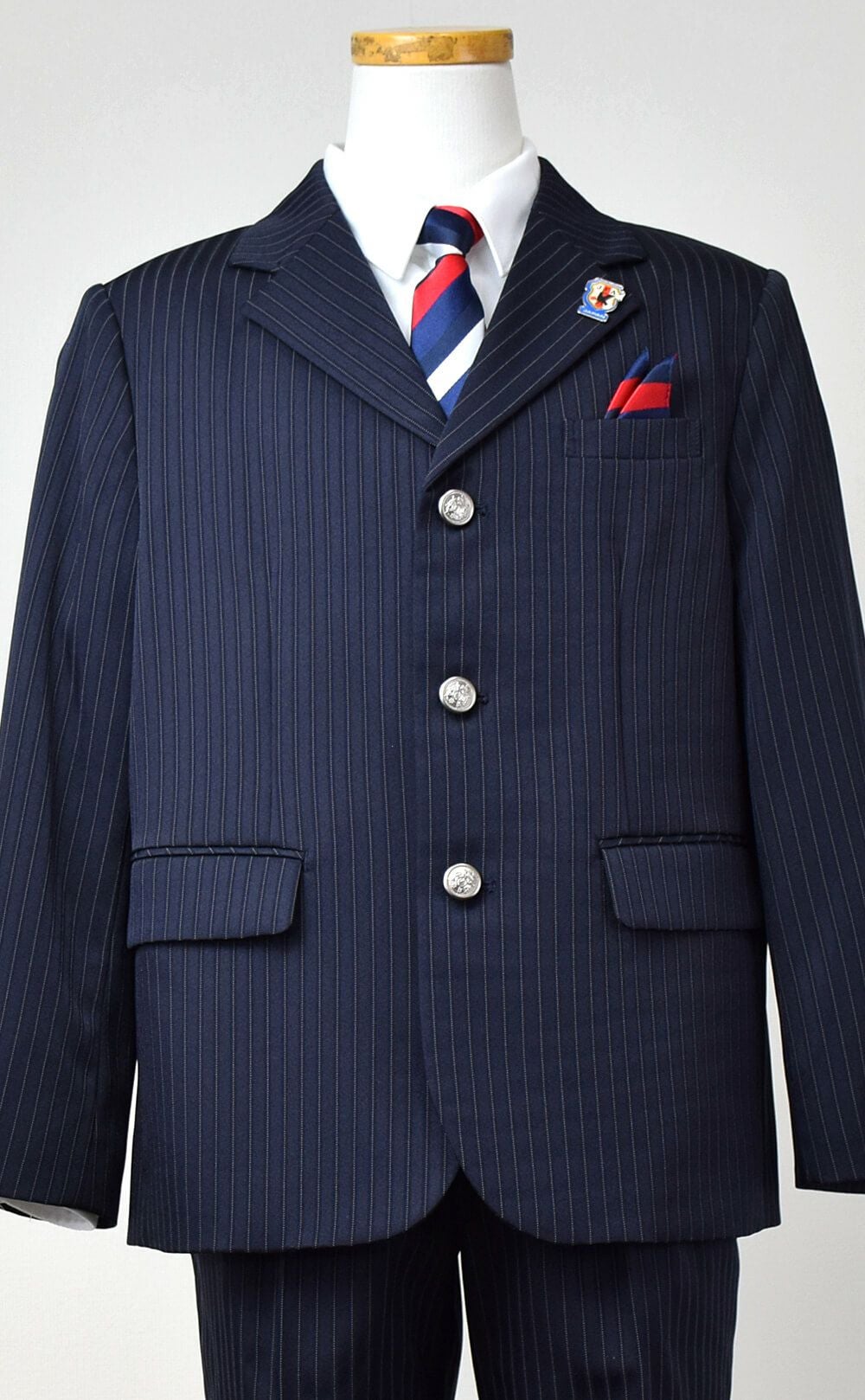 ピアノ発表会や結婚式にぴったりのカラーの男の子用フォーマルスーツ。シンプルで美しいシルエットが魅力のAngel's Closetの子供フォーマル レンタル商品（【レンタル】ストライプハーフパンツ3つボタンセットスーツ6点セットゆったりタイプ【JFA SAMURAI BLUE】（CAT375495）120・130cm　B体）｜画像5