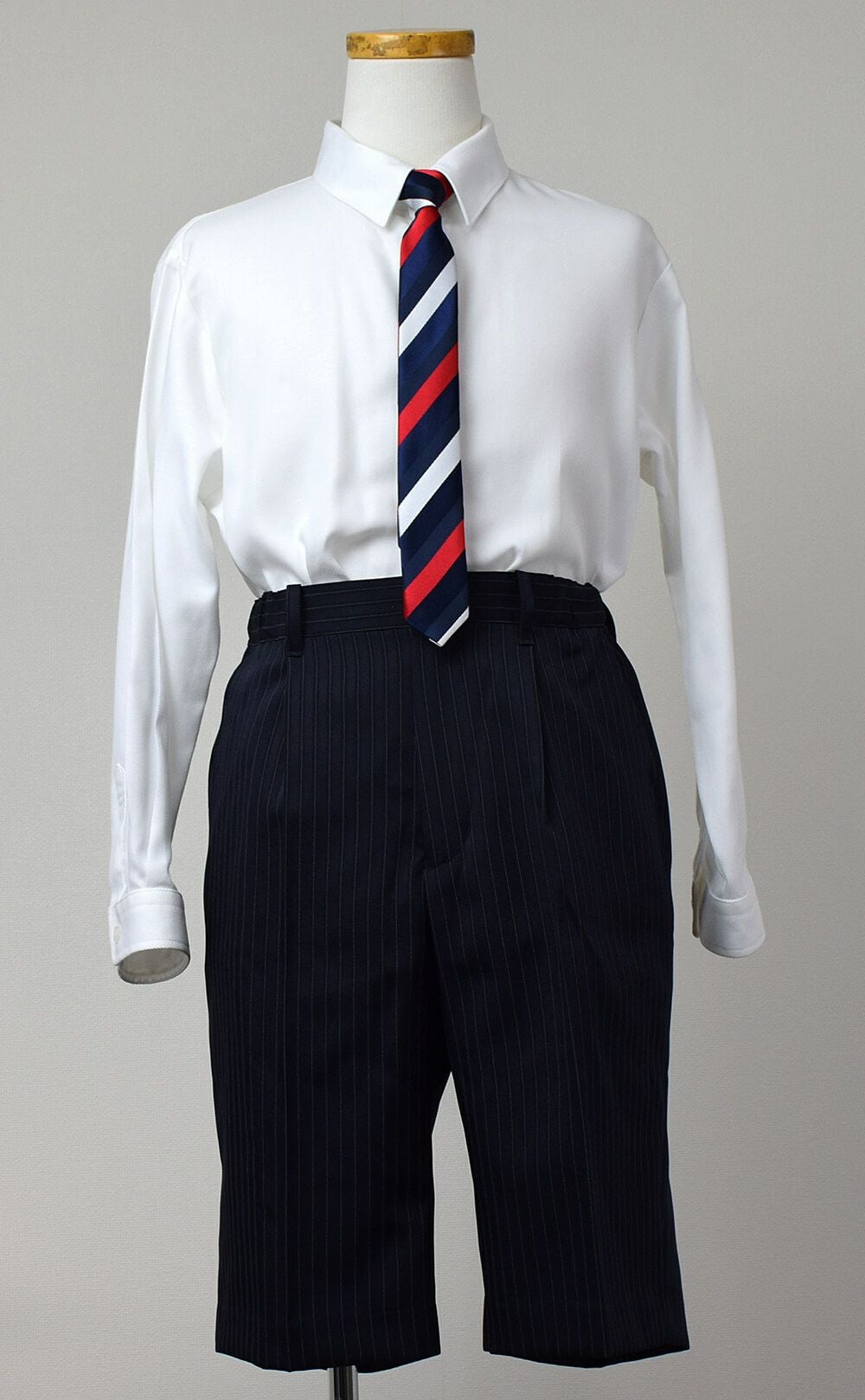 ピアノ発表会や結婚式にぴったりのカラーの男の子用フォーマルスーツ。シンプルで美しいシルエットが魅力のAngel's Closetの子供フォーマル レンタル商品（【レンタル】ストライプハーフパンツ3つボタンセットスーツ6点セットゆったりタイプ【JFA SAMURAI BLUE】（CAT375495）120・130cm　B体）｜画像6