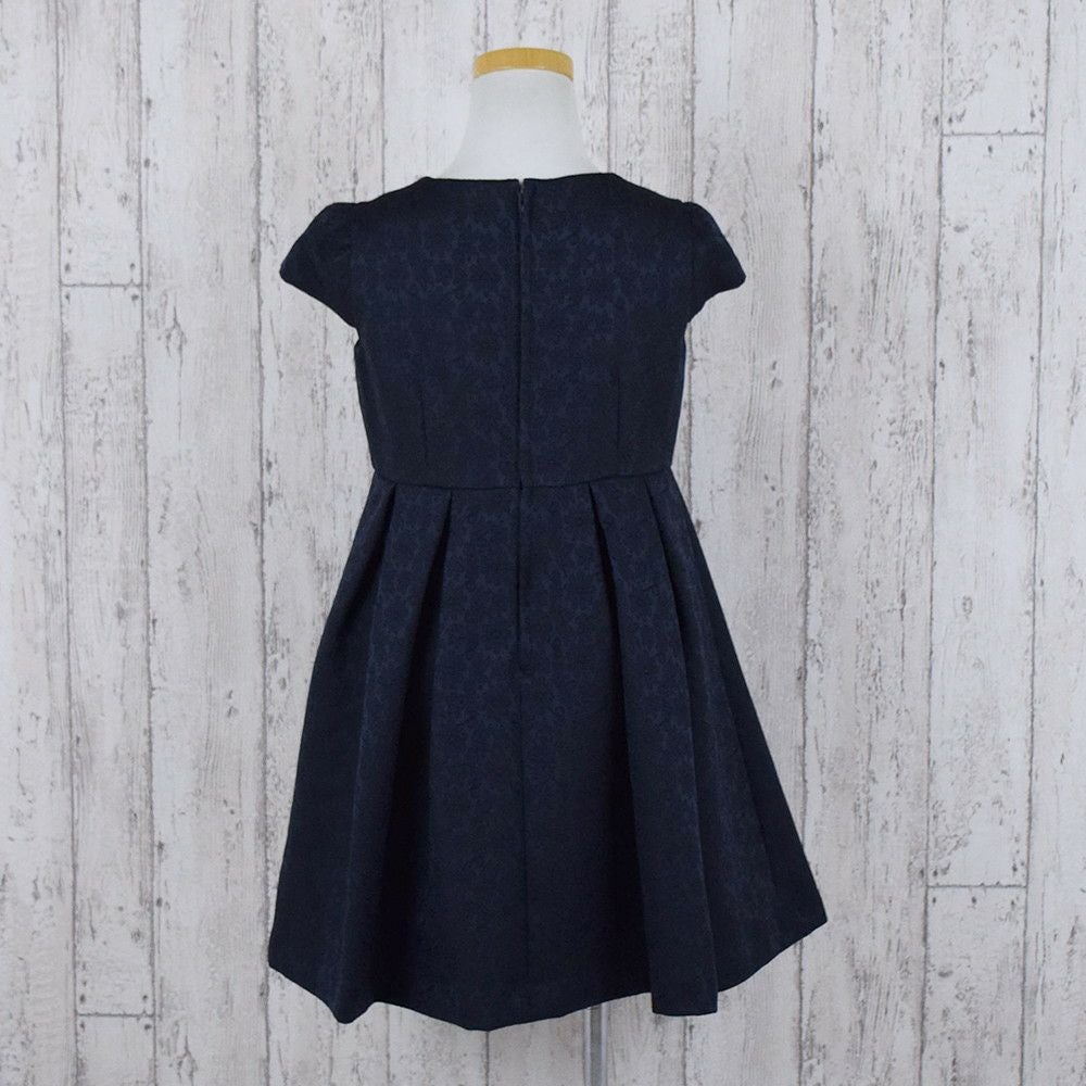 特別な日にぴったりのネイビーカラーの男の子用フォーマルスーツ。シンプルで美しいシルエットが魅力のAngel's Closetの子供フォーマル レンタル商品（【レンタル】ネイビークラシカルフラワーアンサンブル（CAT898300）120cm）｜画像6