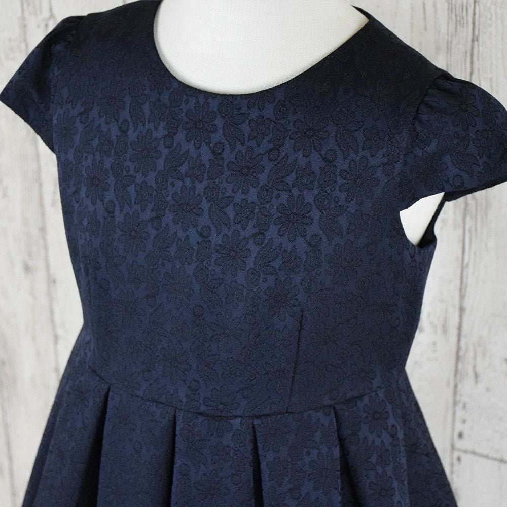 特別な日にぴったりのネイビーカラーの男の子用フォーマルスーツ。シンプルで美しいシルエットが魅力のAngel's Closetの子供フォーマル レンタル商品（【レンタル】ネイビークラシカルフラワーアンサンブル（CAT898300）120cm）｜画像7