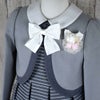 特別な日にぴったりのカラーの男の子用フォーマルスーツ。シンプルで美しいシルエットが魅力のAngel's Closetの子供フォーマル レンタル商品（【レンタル】グレーボーダーアンサンブル（CAT898305）120cm）｜画像2