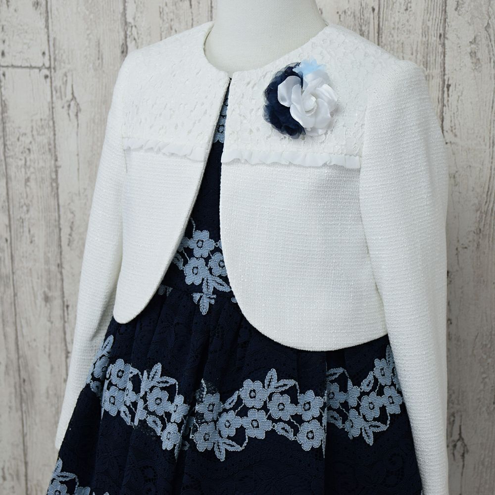 特別な日にぴったりのカラーの男の子用フォーマルスーツ。シンプルで美しいシルエットが魅力のAngel's Closetの子供フォーマル レンタル商品（【レンタル】花柄レース使いアンサンブル（CAT808306）120cm）｜画像3