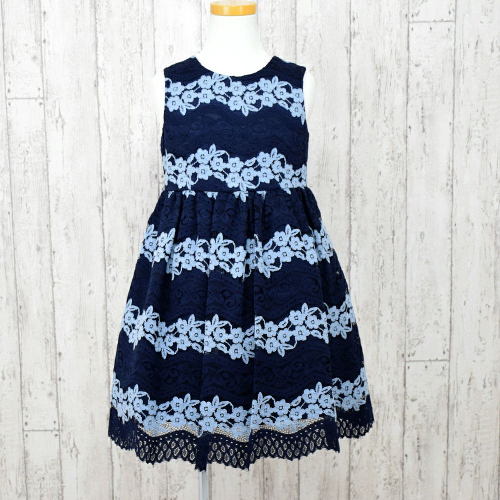 特別な日にぴったりのカラーの男の子用フォーマルスーツ。シンプルで美しいシルエットが魅力のAngel's Closetの子供フォーマル レンタル商品（【レンタル】花柄レース使いアンサンブル（CAT808306）120cm）｜画像4