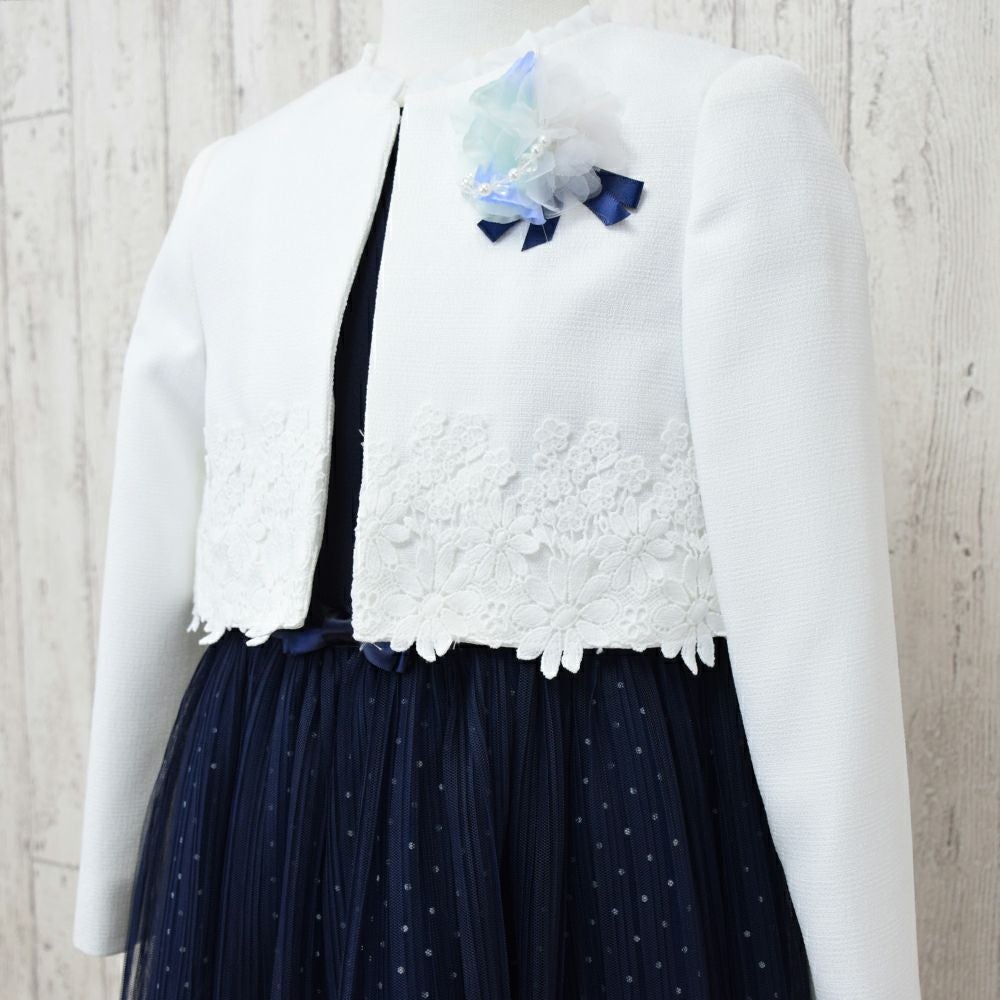 特別な日にぴったりのカラーの男の子用フォーマルスーツ。シンプルで美しいシルエットが魅力のAngel's Closetの子供フォーマル レンタル商品（【レンタル】レース使いプリーツシフォンアンサンブル（CAT802300）　120cm）｜画像2