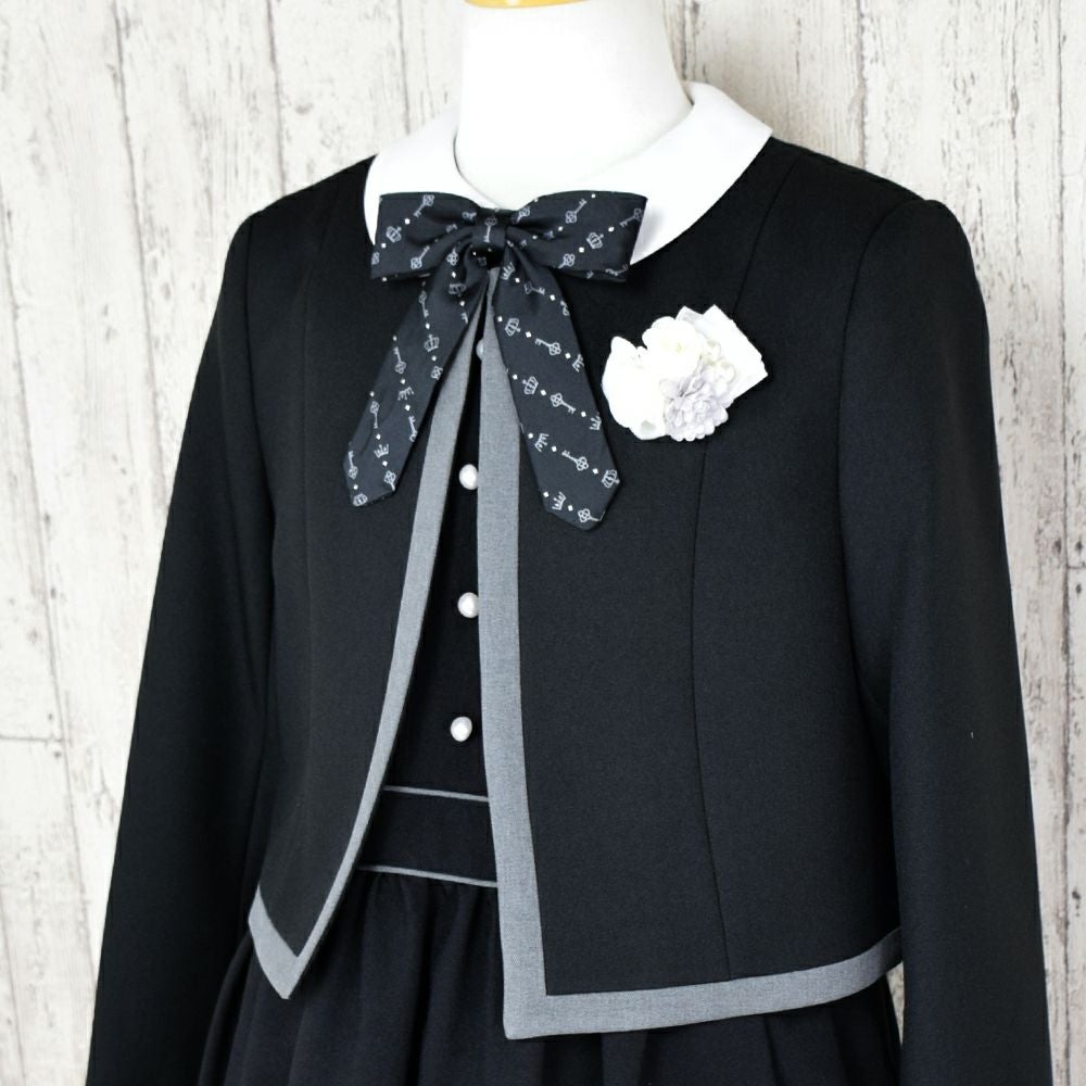 特別な日にぴったりのカラーの男の子用フォーマルスーツ。シンプルで美しいシルエットが魅力のAngel's Closetの子供フォーマル レンタル商品（【レンタル】トリミングアンサンブルセット（CAT882501）160cm）｜画像2