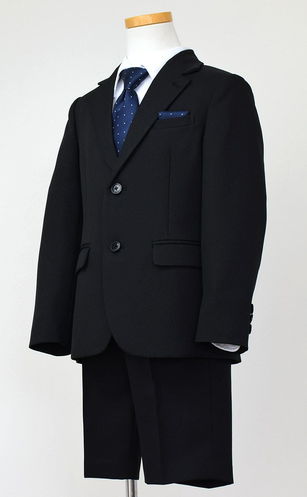 特別な日にぴったりのカラーの男の子用フォーマルスーツ。シンプルで美しいシルエットが魅力のAngel's Closetの子供フォーマル レンタル商品（【レンタル】2つ釦ベーシックセットスーツ（CAT505412）120cm）｜画像4