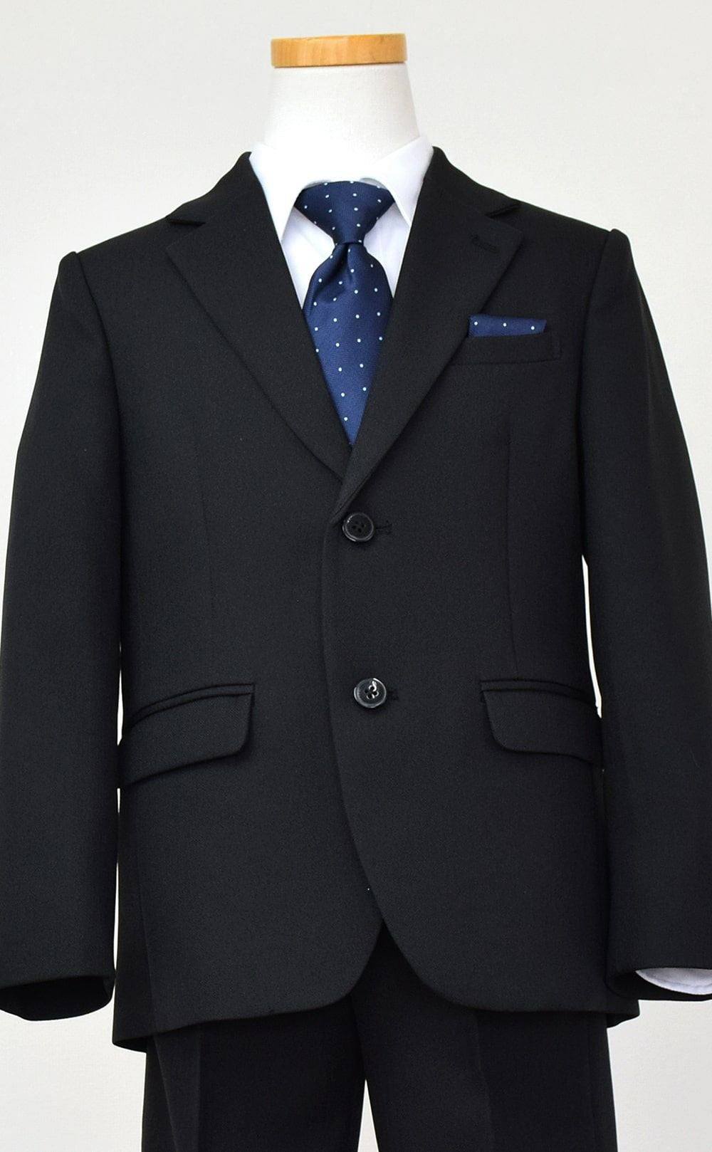 特別な日にぴったりのカラーの男の子用フォーマルスーツ。シンプルで美しいシルエットが魅力のAngel's Closetの子供フォーマル レンタル商品（【レンタル】2つ釦ベーシックセットスーツ（CAT505412）120cm）｜画像5