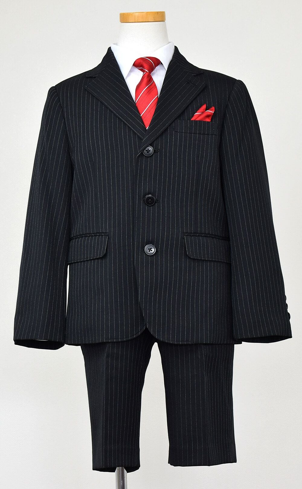 特別な日にぴったりのカラーの男の子用フォーマルスーツ。シンプルで美しいシルエットが魅力のAngel's Closetの子供フォーマル レンタル商品（【レンタル】3つ釦ストライプセットスーツ（CAT875400）120cm）｜画像3
