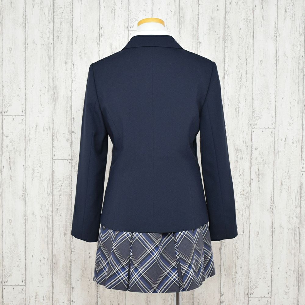 特別な日にぴったりのカラーの男の子用フォーマルスーツ。シンプルで美しいシルエットが魅力のAngel's Closetの子供フォーマル レンタル商品（【レンタル】チェックスカートブレザースーツセット（CAT672590））｜画像3