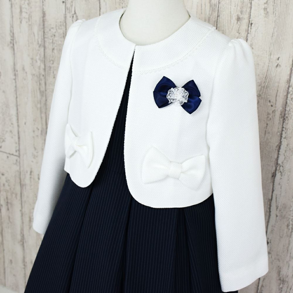 特別な日にぴったりのネイビーカラーの男の子用フォーマルスーツ。シンプルで美しいシルエットが魅力のAngel's Closetの子供フォーマル レンタル商品（【レンタル】ネイビーストライプアンサンブル（CAT798391））｜画像2