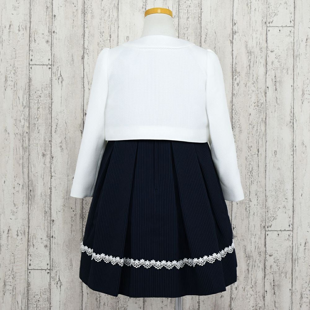 特別な日にぴったりのネイビーカラーの男の子用フォーマルスーツ。シンプルで美しいシルエットが魅力のAngel's Closetの子供フォーマル レンタル商品（【レンタル】ネイビーストライプアンサンブル（CAT798391））｜画像3