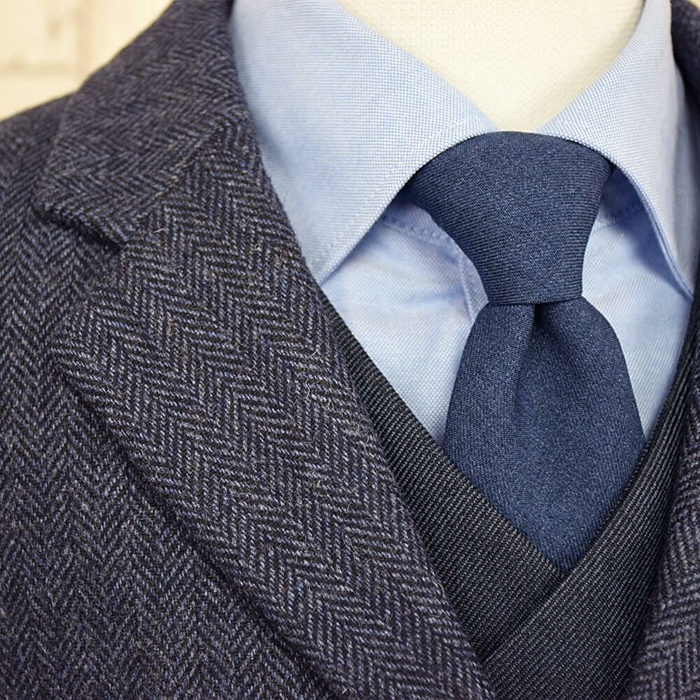 特別な日にぴったりのカラーの男の子用フォーマルスーツ。シンプルで美しいシルエットが魅力のAngel's Closetの子供フォーマル レンタル商品（【レンタル】ベスト付きヘリンボーン英国調セットスーツ（CAT885402））｜画像3