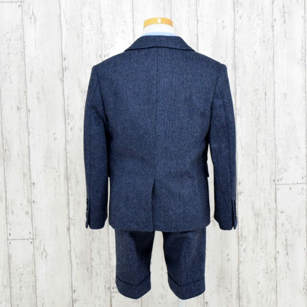特別な日にぴったりのカラーの男の子用フォーマルスーツ。シンプルで美しいシルエットが魅力のAngel's Closetの子供フォーマル レンタル商品（【レンタル】ベスト付きヘリンボーン英国調セットスーツ（CAT885402））｜画像4