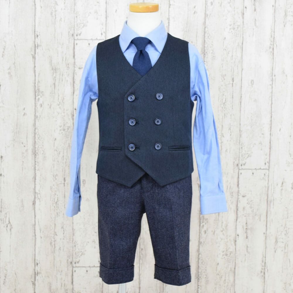 特別な日にぴったりのカラーの男の子用フォーマルスーツ。シンプルで美しいシルエットが魅力のAngel's Closetの子供フォーマル レンタル商品（【レンタル】ベスト付きヘリンボーン英国調セットスーツ（CAT885402））｜画像5