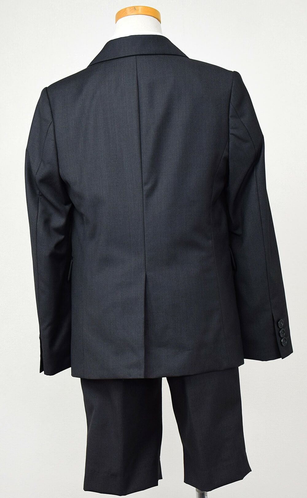 特別な日にぴったりのカラーの男の子用フォーマルスーツ。シンプルで美しいシルエットが魅力のAngel's Closetの子供フォーマル レンタル商品（【レンタル】シャンブレー無地セットスーツ（CAT895411））｜画像5