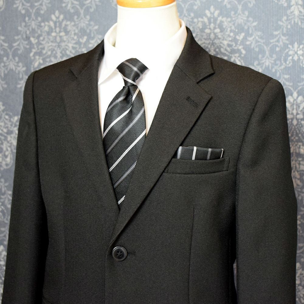 特別な日にぴったりのカラーの男の子用フォーマルスーツ。シンプルで美しいシルエットが魅力のAngel's Closetの子供フォーマル レンタル商品（【レンタル】レジメンタルタイ ベーシック 長ズボンスーツ5点セット（CAT595602））｜画像3