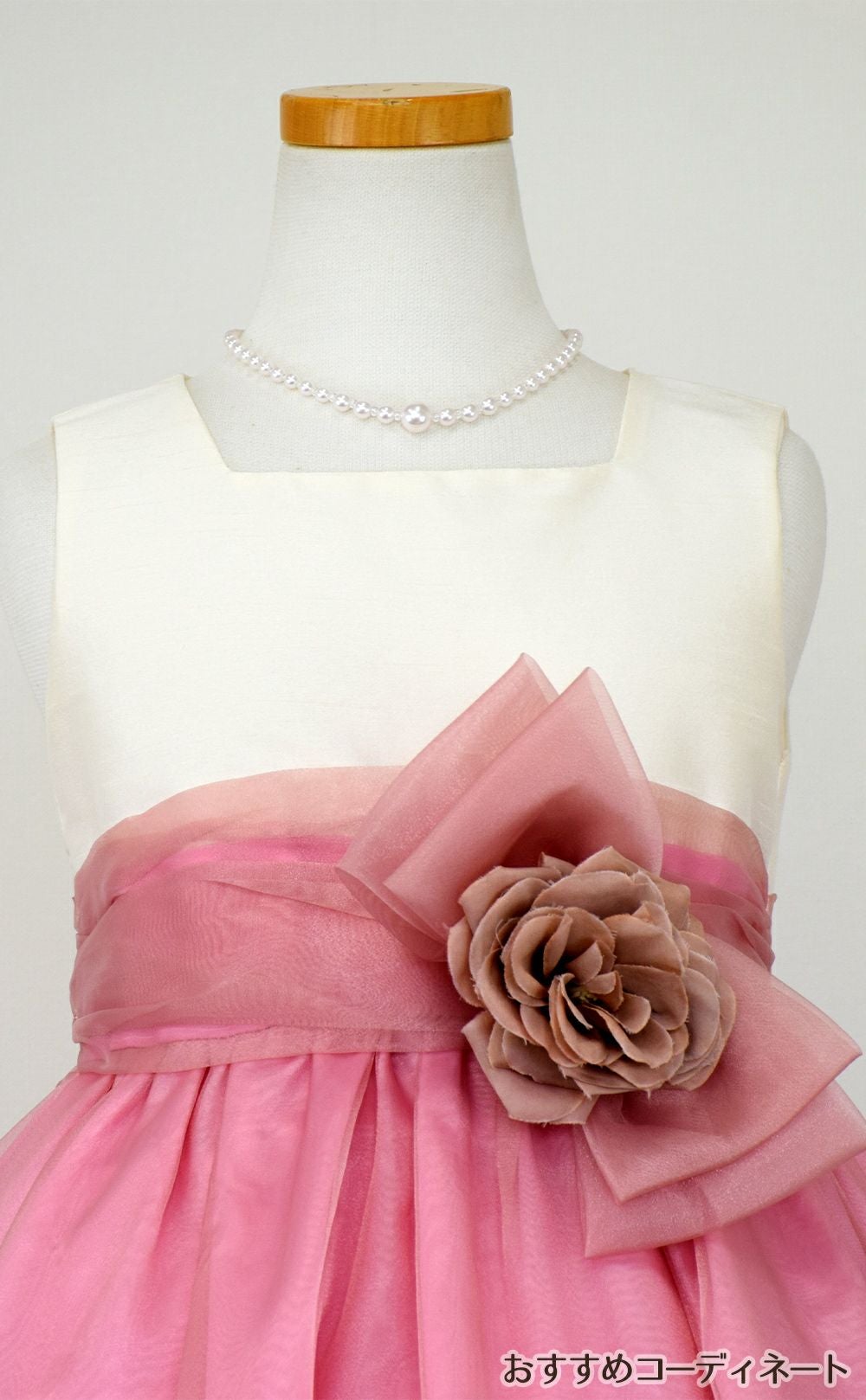 ピアノ発表会や結婚式にぴったりのカラーの女の子用キッズドレス。シンプルで美しいシルエットが魅力のAngel's Closetの子供ドレス レンタル商品（【レンタル】デュピオーニオーガンジー2トーンスクエアネック子供ドレス（CDC1225）ローズ）｜画像7