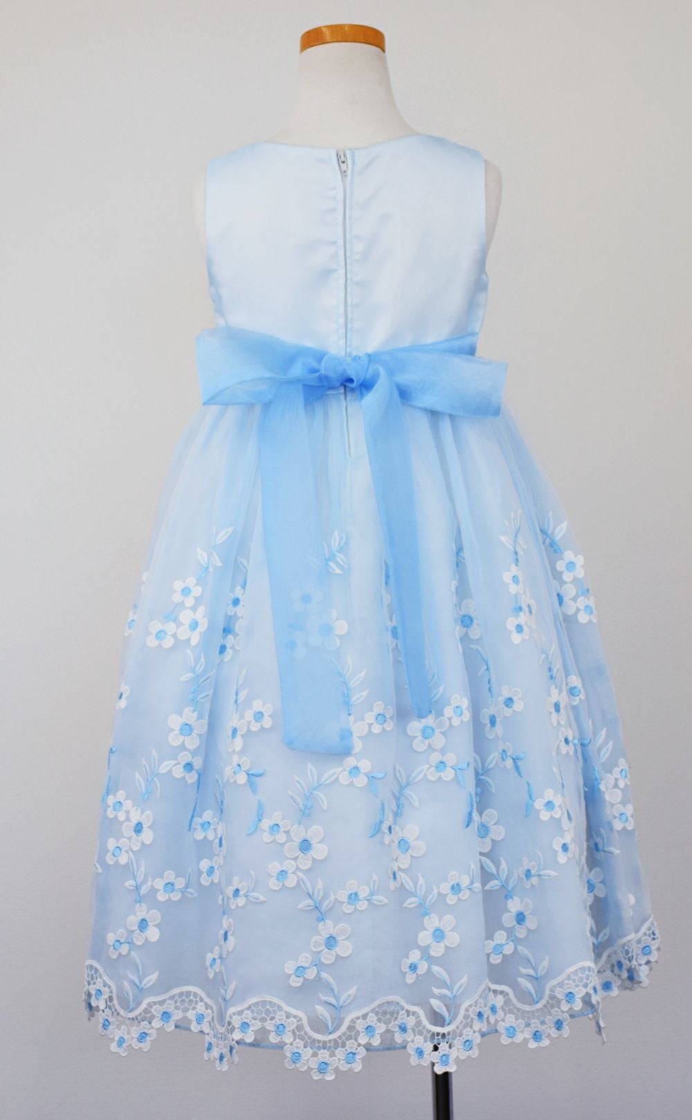 ピアノ発表会や結婚式にぴったりのブルーカラーの女の子用キッズドレス。シンプルで美しいシルエットが魅力のAngel's Closetの子供ドレス レンタル商品（【レンタル】クリスタルオーガンジーフローラル刺繍スカラップ子供ドレス(KD364)ブルー）｜画像4