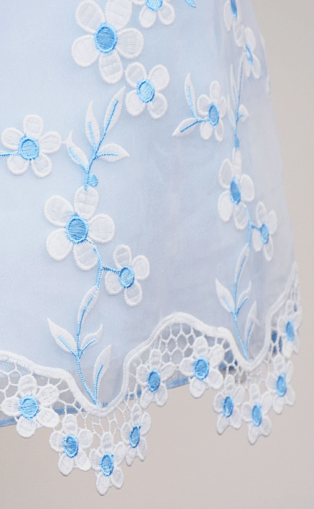 ピアノ発表会や結婚式にぴったりのブルーカラーの女の子用キッズドレス。シンプルで美しいシルエットが魅力のAngel's Closetの子供ドレス レンタル商品（【レンタル】クリスタルオーガンジーフローラル刺繍スカラップ子供ドレス(KD364)ブルー）｜画像5