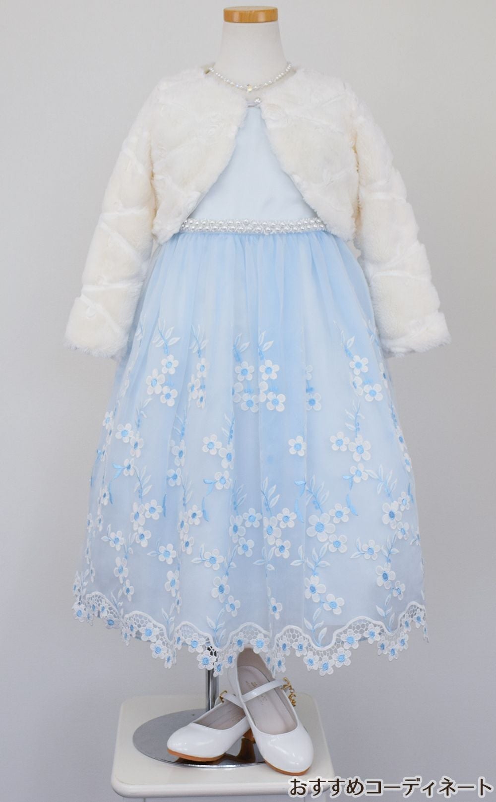 ピアノ発表会や結婚式にぴったりのブルーカラーの女の子用キッズドレス。シンプルで美しいシルエットが魅力のAngel's Closetの子供ドレス レンタル商品（【レンタル】クリスタルオーガンジーフローラル刺繍スカラップ子供ドレス(KD364)ブルー）｜画像10