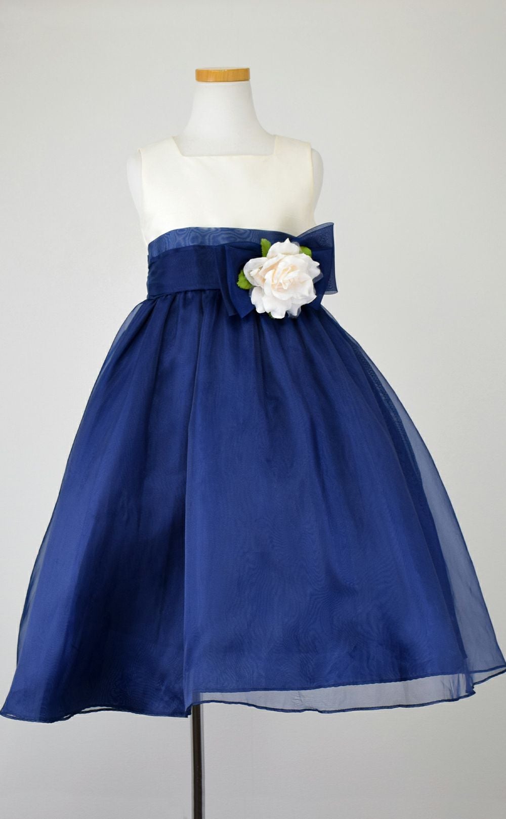 ピアノ発表会や結婚式にぴったりのネイビーカラーの女の子用キッズドレス。シンプルで美しいシルエットが魅力のAngel's Closetの子供ドレス レンタル商品（【レンタル】デュピオーニオーガンジー2トーンスクエアネック子供ドレス（CDC1225）ネイビー）｜画像3