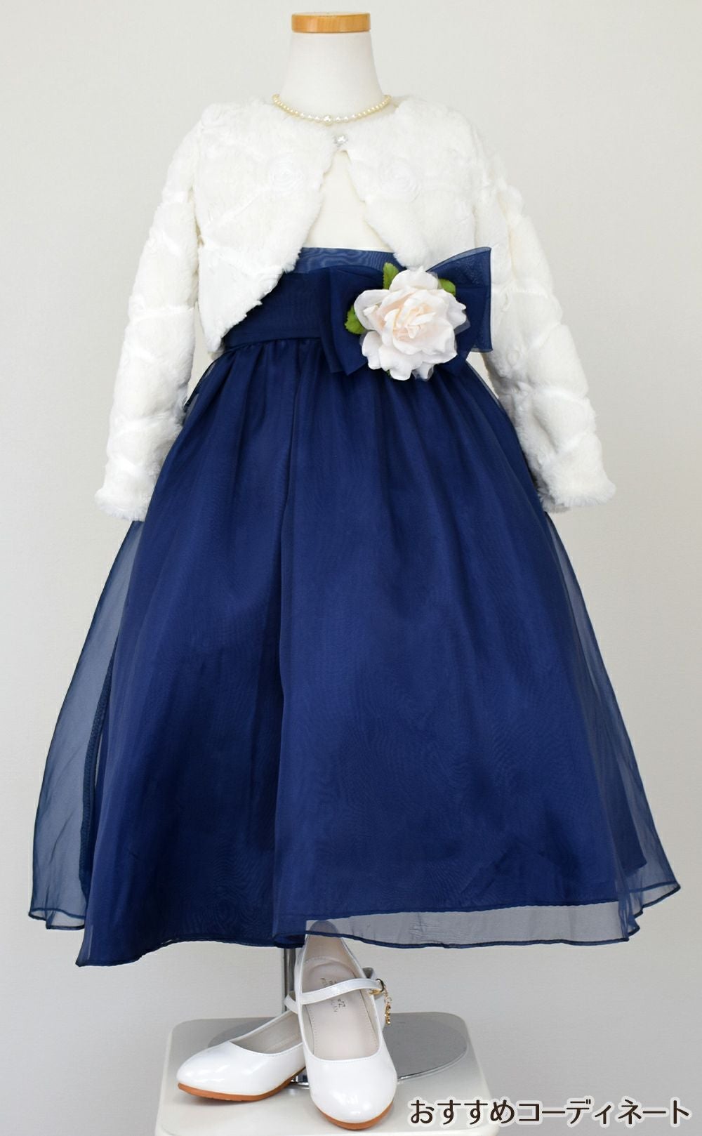 ピアノ発表会や結婚式にぴったりのネイビーカラーの女の子用キッズドレス。シンプルで美しいシルエットが魅力のAngel's Closetの子供ドレス レンタル商品（【レンタル】デュピオーニオーガンジー2トーンスクエアネック子供ドレス（CDC1225）ネイビー）｜画像11