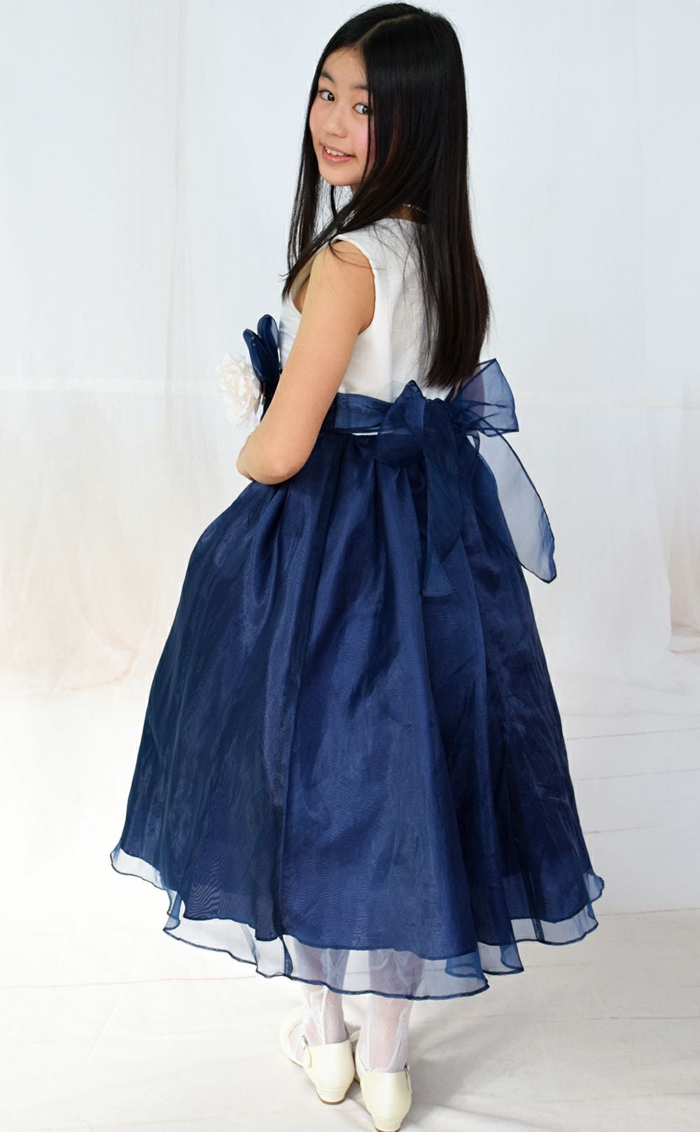 ピアノ発表会や結婚式にぴったりのネイビーカラーの女の子用キッズドレス。シンプルで美しいシルエットが魅力のAngel's Closetの子供ドレス レンタル商品（【レンタル】デュピオーニオーガンジー2トーンスクエアネック子供ドレス（CDC1225）ネイビー）｜画像13