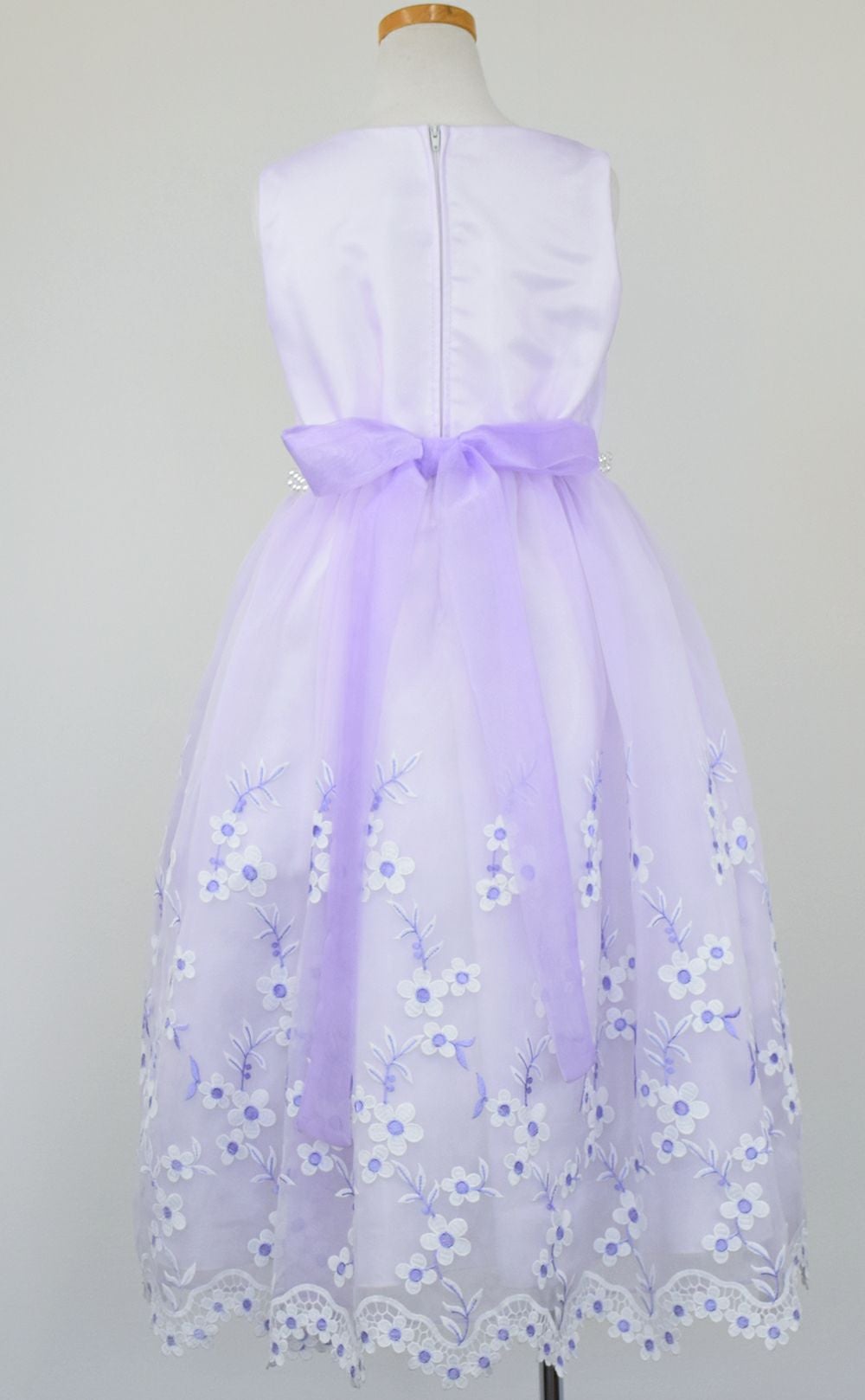 ピアノ発表会や結婚式にぴったりのライラックカラーの女の子用キッズドレス。シンプルで美しいシルエットが魅力のAngel's Closetの子供ドレス レンタル商品（【レンタル】クリスタルオーガンジーフローラル刺繍スカラップ子供ドレス(KD364)ライラック）｜画像4
