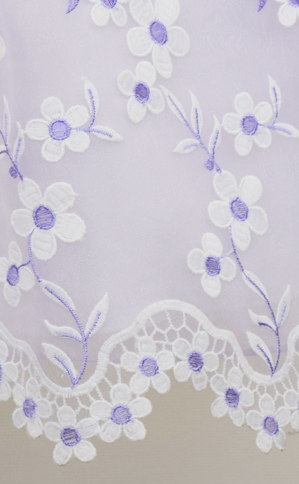 ピアノ発表会や結婚式にぴったりのライラックカラーの女の子用キッズドレス。シンプルで美しいシルエットが魅力のAngel's Closetの子供ドレス レンタル商品（【レンタル】クリスタルオーガンジーフローラル刺繍スカラップ子供ドレス(KD364)ライラック）｜画像5