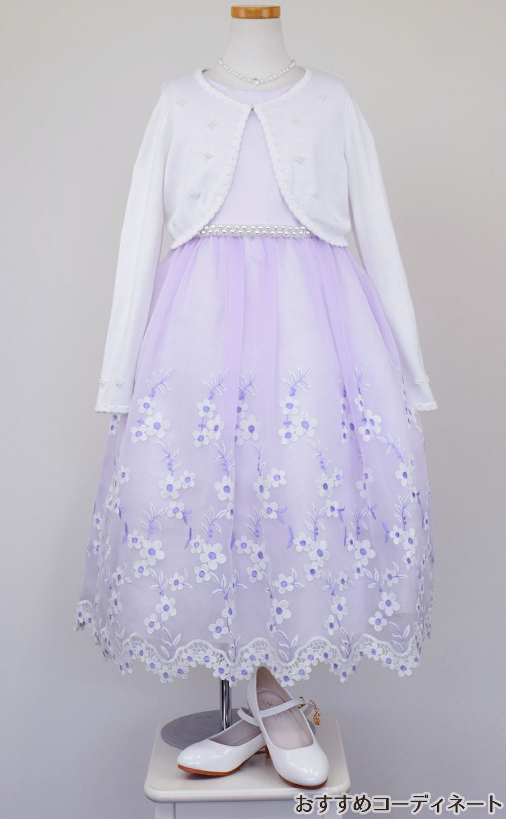 ピアノ発表会や結婚式にぴったりのライラックカラーの女の子用キッズドレス。シンプルで美しいシルエットが魅力のAngel's Closetの子供ドレス レンタル商品（【レンタル】クリスタルオーガンジーフローラル刺繍スカラップ子供ドレス(KD364)ライラック）｜画像9