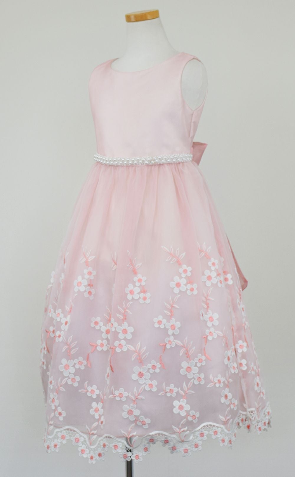 ピアノ発表会や結婚式にぴったりのカラーの女の子用キッズドレス。シンプルで美しいシルエットが魅力のAngel's Closetの子供ドレス レンタル商品（【レンタル】クリスタルオーガンジーフローラル刺繍スカラップ子供ドレス(KD364)ローズ）｜画像3