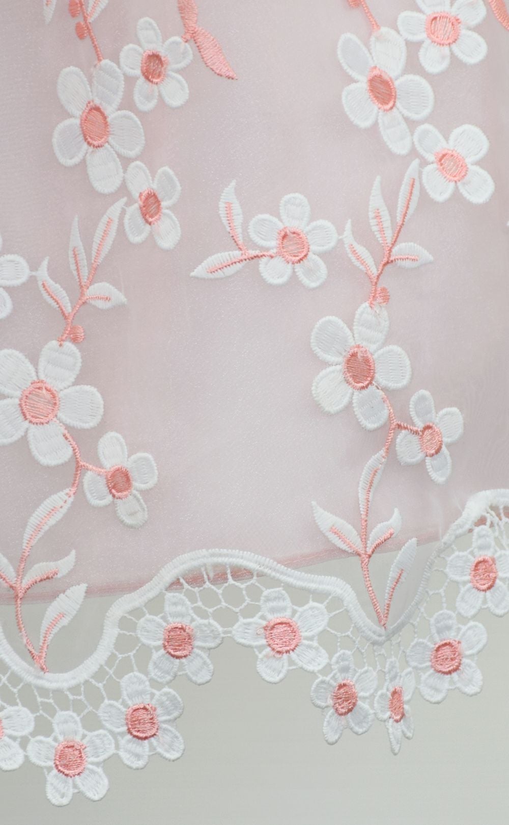 ピアノ発表会や結婚式にぴったりのカラーの女の子用キッズドレス。シンプルで美しいシルエットが魅力のAngel's Closetの子供ドレス レンタル商品（【レンタル】クリスタルオーガンジーフローラル刺繍スカラップ子供ドレス(KD364)ローズ）｜画像5