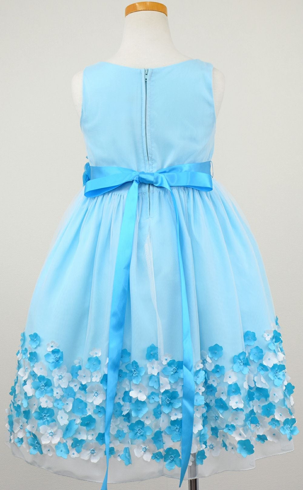 ピアノ発表会や結婚式にぴったりのカラーの女の子用キッズドレス。シンプルで美しいシルエットが魅力のAngel's Closetの子供ドレス レンタル商品（【レンタル】フラワーモチーフスカートメッシュ子供ドレス(KD332)アクア）｜画像5