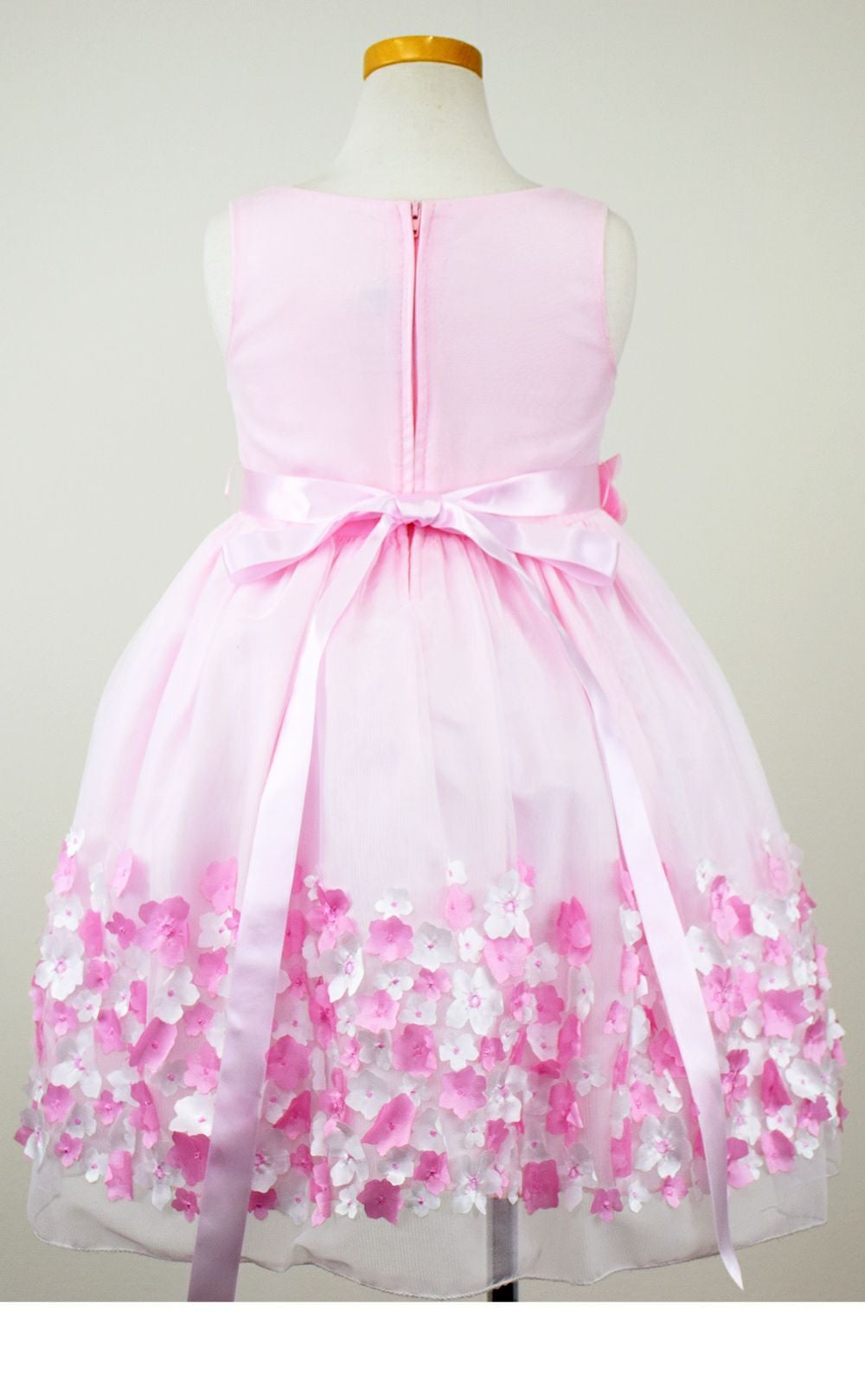 ピアノ発表会や結婚式にぴったりのピンクカラーの女の子用キッズドレス。シンプルで美しいシルエットが魅力のAngel's Closetの子供ドレス レンタル商品（【レンタル】フラワーモチーフスカートメッシュ子供ドレス(KD332)ピンク）｜画像5