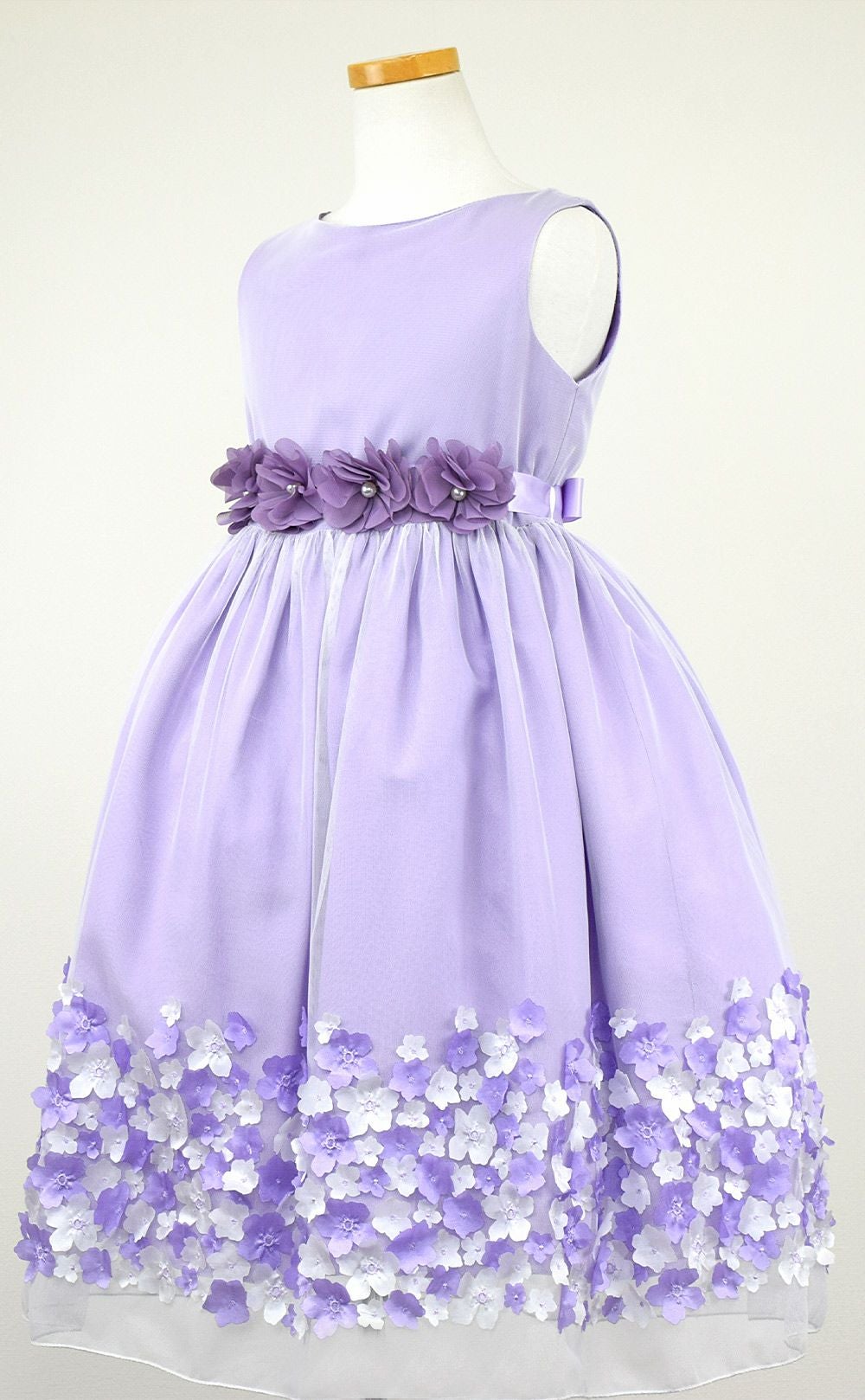 ピアノ発表会や結婚式にぴったりのライラックカラーの女の子用キッズドレス。シンプルで美しいシルエットが魅力のAngel's Closetの子供ドレス レンタル商品（【レンタル】フラワーモチーフスカートメッシュ子供ドレス(KD332)ライラック）｜画像4