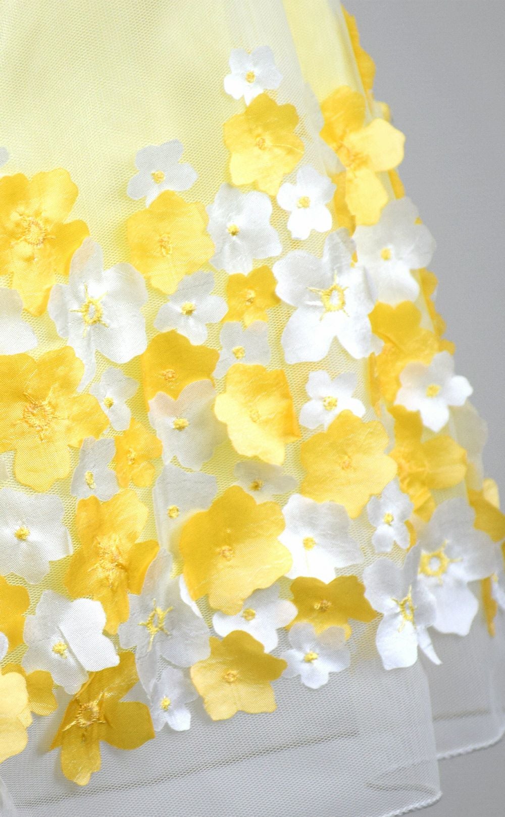 ピアノ発表会や結婚式にぴったりのカラーの女の子用キッズドレス。シンプルで美しいシルエットが魅力のAngel's Closetの子供ドレス レンタル商品（【レンタル】フラワーモチーフスカートメッシュ子供ドレス(KD332)イエロー）｜画像6
