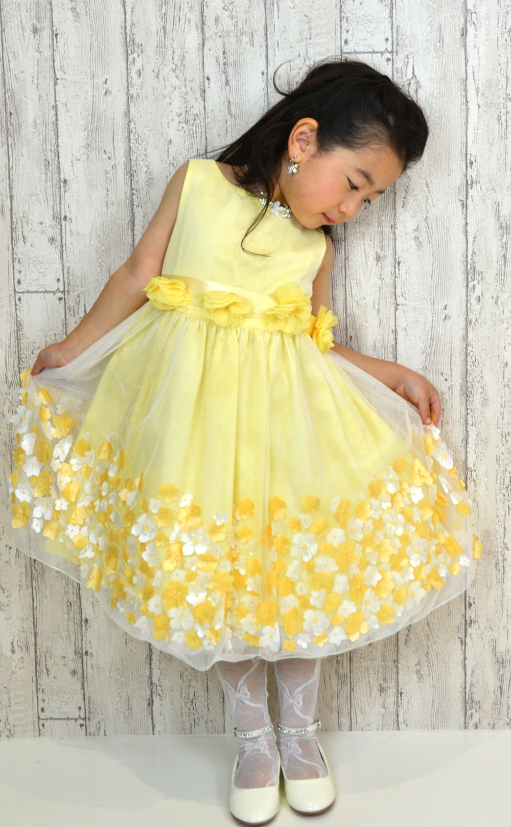 ピアノ発表会や結婚式にぴったりのカラーの女の子用キッズドレス。シンプルで美しいシルエットが魅力のAngel's Closetの子供ドレス レンタル商品（【レンタル】フラワーモチーフスカートメッシュ子供ドレス(KD332)イエロー）｜画像13