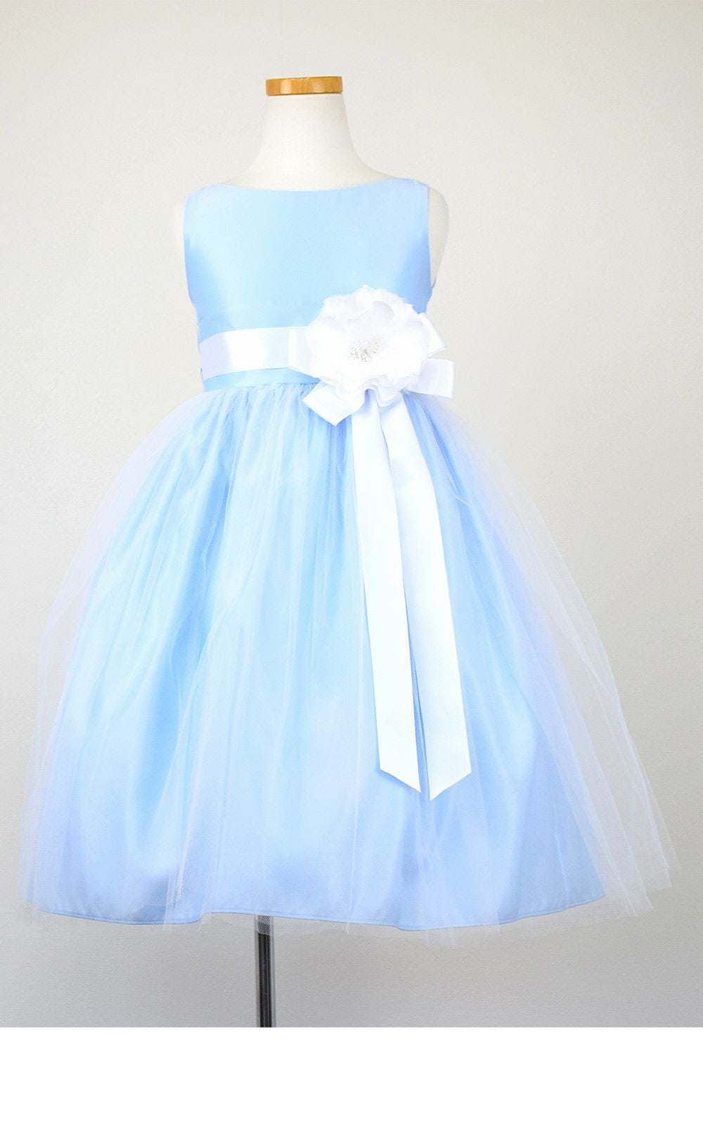 ピアノ発表会や結婚式にぴったりのブルーカラーの女の子用キッズドレス。シンプルで美しいシルエットが魅力のAngel's Closetの子供ドレス レンタル商品（【レンタル】ヴィンテージサテン＆チュール子供ドレス(SK402)ライトブルー）｜画像3