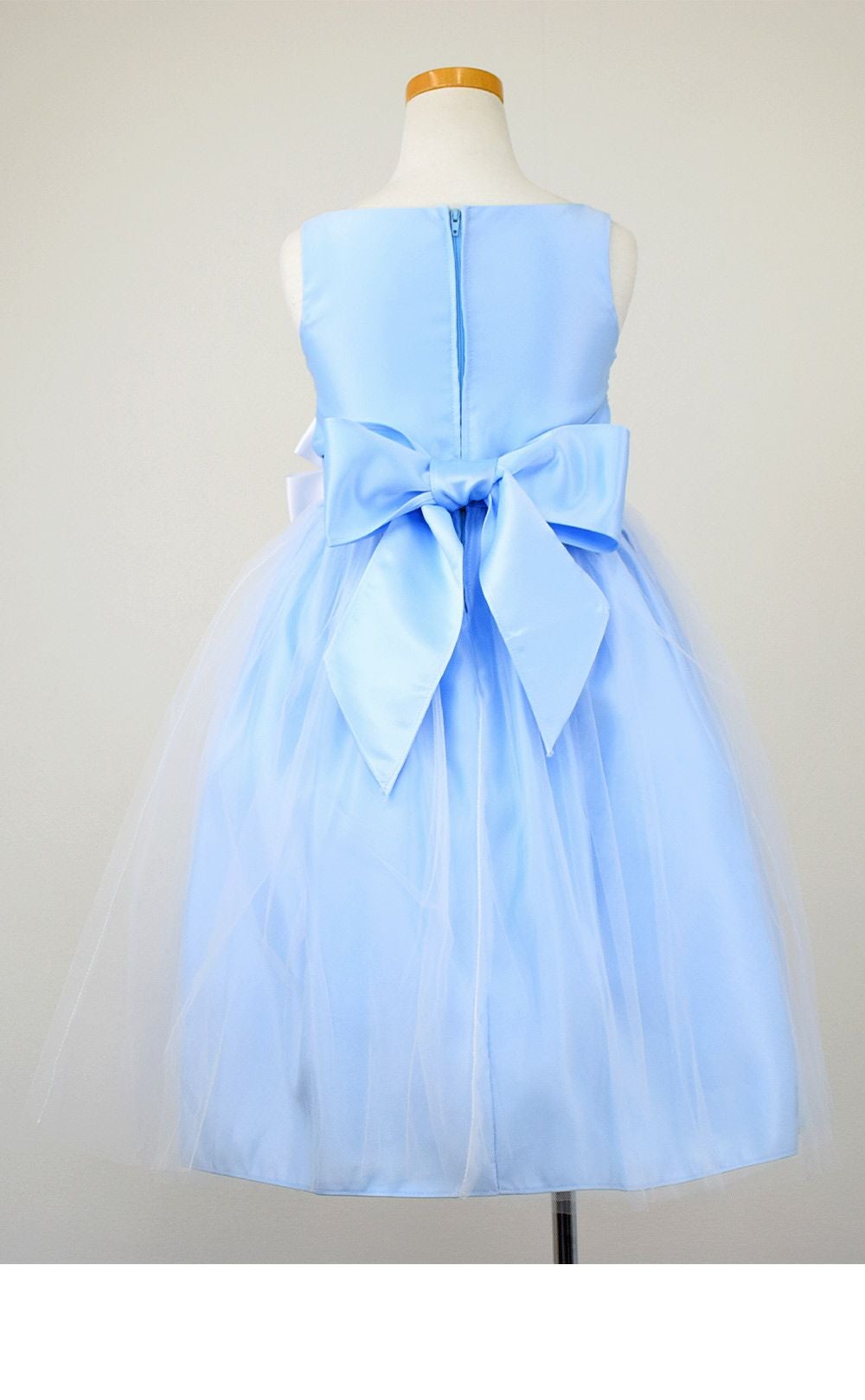 ピアノ発表会や結婚式にぴったりのブルーカラーの女の子用キッズドレス。シンプルで美しいシルエットが魅力のAngel's Closetの子供ドレス レンタル商品（【レンタル】ヴィンテージサテン＆チュール子供ドレス(SK402)ライトブルー）｜画像5