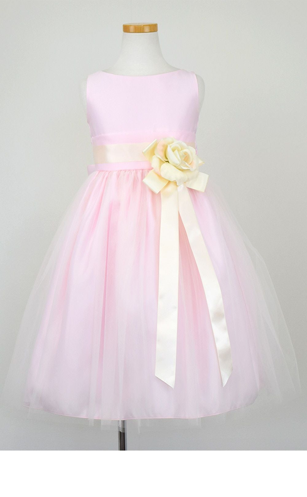 ピアノ発表会や結婚式にぴったりのピンクカラーの女の子用キッズドレス。シンプルで美しいシルエットが魅力のAngel's Closetの子供ドレス レンタル商品（【レンタル】ヴィンテージサテン＆チュール子供ドレス(SK402)ピンク）｜画像3